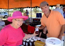 Janet Fearby of Gunnedah, looking sweet with Nigel Lawson of Lawson’s Honey, Quirindi.
