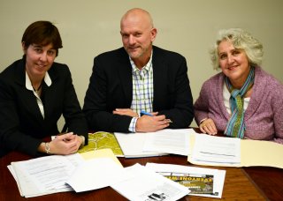 RDA Northern Inland Senior Project Officer, Kim-Trieste Hastings, nationally recognised migration expert, Michael Jeremy and Armidale Settlement Support Project Worker with Northern Settlement Services Limited, Judith Roberts. 