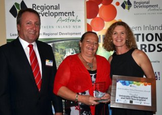 UNE/TAFE New England’s Integrated Degrees representatives, Maureen Chapman (UNE) and Lyn Rickard (TAFE NE), with Member for Barwon, Kevin Humphries